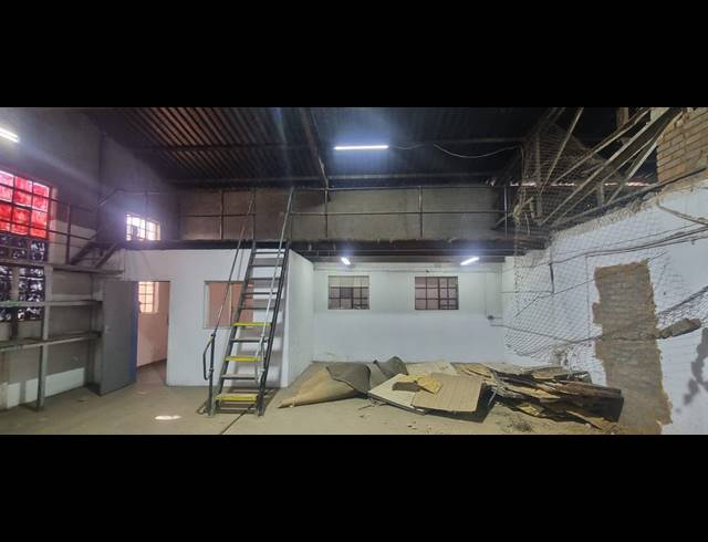 168M² WAREHOUSE TO LET IN AUREUS